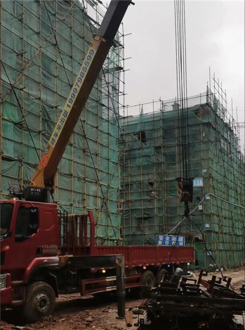 八步区“慢工细活”—— 吊车的 “微动控制” 技术