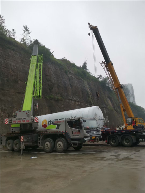 八步区“不怕风雨冻”—— 吊车的 “恶劣环境适应” 技术