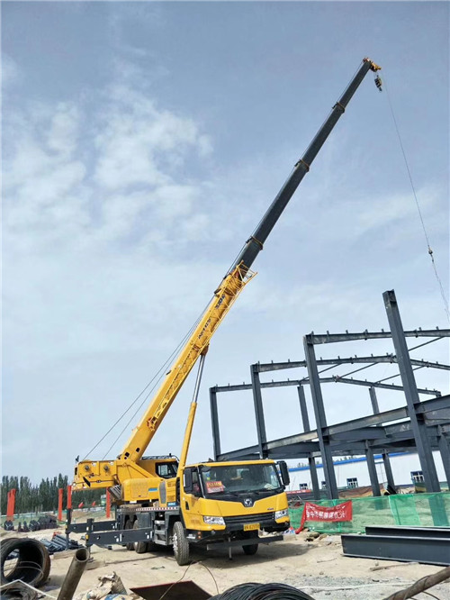 八步区超高层建筑钢结构吊装案例